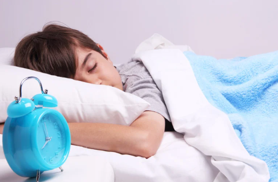 眠っている新生児